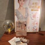 Snow Suen Instagram - 好榮幸已經係同Yanki第二次續約， 擔任美胸代言人， 由六年前第一次啱啱生完水哥， 就同Yanki開始第一次合作， 我係一位真實用家！ 除咗佢哋嘅豐胸療程同保養treatment 好Work, 亦想喺度同大家分享下， 作為「產後媽咪」嘅心路歷程！ 喺懐孕期間， 我一直都好期待去迎接肚入面小生命嘅誕生，到BB出世，梗係開心啦！但望一望自己嘅身形，加上產後荷爾蒙嘅影響，喺醫院嗰陣，真係憂慮到喊！首先自己身體上嘅變化，加上身體上嘅不適，而且好多媽媽喺呢段期間，都會好在意自己胸部會變形、下垂！ 一方面好想餵母乳俾小朋友， 等佢有最好嘅抗體，但上奶嗰陣，個胸真係又痛又硬，尤其今胎肉肉哥，因為唔係好肯埋身，成日要泵，泵唔清塞住咗就會有石頭胸嘅情況出現！胸部又硬又痛，真係好崩潰！ 曾經有幾次就算點努力泵，塞咗嗰個位都係好痛，嗰種痛係令你好冇心機，會發脾氣㗎！我陪月姨姨，就用手嚟幫我通乳線，用盡全力咁去「練」落去，我嗰下真係尖叫咗出嚟，啲眼淚都標晒出嚟！但係又唔想放棄餵母乳喎，嗰下真係又難受又心急，身心都係一種煎熬。相信唔少新手媽媽都會明白我當時嘅心情！ 突然我諗到，點解我咁蠢唔打俾Ivy，Ivy好好呀，佢知道我呢個情況即刻安排咗醫師上我屋企幫我疏通乳腺, 除咗人手按摩，仲要用啲儀器暖暖哋推好舒服，咁就搞掂咗啦！ 疏通完即刻覺得舒服咗,最重要係我解決塞乳問題，可以繼續餵母乳俾BB飲喇~即時身心都舒暢晒！ 體驗過之後，我真心覺得幫助真係好大,所以之後我都keep住做呢個乳腺疏通療程。醫師專業嘅手法,唔止減輕咗胸部嘅硬度同疼痛,上奶都容易咗好多啊,同時我都體會到一個好重要嘅道理: 身體唔舒服千祈唔好怕尋求幫助,醫師同專業人士都係支持我哋嘅資源，佢地能夠幫助我哋克服呢個困難，同埋令我哋有更好嘅哺乳經驗。要儘快尋求幫助，唔好拖先係最好嘅解決方法。 解決左「石頭胸」帶比我嘅影響之後,我成個人既狀態都好咗好多。我明白當我哋做咗媽咪之後，我哋可能會感到不安，覺得自己唔夠靚，因為我哋嘅身體可能唔再係之前嘅樣子,但其實呢個係一個錯誤嘅觀念,產後我哋都會keep得好。女人要keep 就一定keep到! 我地嘅美麗係由自己賦予,而唔係比世俗嘅框架去定義,我地有愛心、有力量而且堅強,我地每一個都美麗而獨特,我地應該proud of 自己。 成為一位產後媽咪係一個挑戰,但我認為呢個旅程，充滿咗愛同成長。大家一定要照顧好自己、裝備好自己 。我希望我嘅故事能夠鼓勵其他媽咪：無論你嘅身體狀態同身形，生產完變成點,你都係美麗嘅,唔好俾焦慮困住自己,要好好愛自己💪🏻 多謝大家聽我今日嘅分享。 #NMN「豐瑩」綻放發佈會 #最新NMN幹細胞豐胸療程 #胸部都要抗衰老 可以🌀逆轉胸齡，令胸部豐滿圓潤好似未生之前，咁有彈性活力 @yanki.bust
