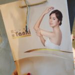 Snow Suen Instagram - 好榮幸已經係同Yanki第二次續約， 擔任美胸代言人， 由六年前第一次啱啱生完水哥， 就同Yanki開始第一次合作， 我係一位真實用家！ 除咗佢哋嘅豐胸療程同保養treatment 好Work, 亦想喺度同大家分享下， 作為「產後媽咪」嘅心路歷程！ 喺懐孕期間， 我一直都好期待去迎接肚入面小生命嘅誕生，到BB出世，梗係開心啦！但望一望自己嘅身形，加上產後荷爾蒙嘅影響，喺醫院嗰陣，真係憂慮到喊！首先自己身體上嘅變化，加上身體上嘅不適，而且好多媽媽喺呢段期間，都會好在意自己胸部會變形、下垂！ 一方面好想餵母乳俾小朋友， 等佢有最好嘅抗體，但上奶嗰陣，個胸真係又痛又硬，尤其今胎肉肉哥，因為唔係好肯埋身，成日要泵，泵唔清塞住咗就會有石頭胸嘅情況出現！胸部又硬又痛，真係好崩潰！ 曾經有幾次就算點努力泵，塞咗嗰個位都係好痛，嗰種痛係令你好冇心機，會發脾氣㗎！我陪月姨姨，就用手嚟幫我通乳線，用盡全力咁去「練」落去，我嗰下真係尖叫咗出嚟，啲眼淚都標晒出嚟！但係又唔想放棄餵母乳喎，嗰下真係又難受又心急，身心都係一種煎熬。相信唔少新手媽媽都會明白我當時嘅心情！ 突然我諗到，點解我咁蠢唔打俾Ivy，Ivy好好呀，佢知道我呢個情況即刻安排咗醫師上我屋企幫我疏通乳腺, 除咗人手按摩，仲要用啲儀器暖暖哋推好舒服，咁就搞掂咗啦！ 疏通完即刻覺得舒服咗,最重要係我解決塞乳問題，可以繼續餵母乳俾BB飲喇~即時身心都舒暢晒！ 體驗過之後，我真心覺得幫助真係好大,所以之後我都keep住做呢個乳腺疏通療程。醫師專業嘅手法,唔止減輕咗胸部嘅硬度同疼痛,上奶都容易咗好多啊,同時我都體會到一個好重要嘅道理: 身體唔舒服千祈唔好怕尋求幫助,醫師同專業人士都係支持我哋嘅資源，佢地能夠幫助我哋克服呢個困難，同埋令我哋有更好嘅哺乳經驗。要儘快尋求幫助，唔好拖先係最好嘅解決方法。 解決左「石頭胸」帶比我嘅影響之後,我成個人既狀態都好咗好多。我明白當我哋做咗媽咪之後，我哋可能會感到不安，覺得自己唔夠靚，因為我哋嘅身體可能唔再係之前嘅樣子,但其實呢個係一個錯誤嘅觀念,產後我哋都會keep得好。女人要keep 就一定keep到! 我地嘅美麗係由自己賦予,而唔係比世俗嘅框架去定義,我地有愛心、有力量而且堅強,我地每一個都美麗而獨特,我地應該proud of 自己。 成為一位產後媽咪係一個挑戰,但我認為呢個旅程，充滿咗愛同成長。大家一定要照顧好自己、裝備好自己 。我希望我嘅故事能夠鼓勵其他媽咪：無論你嘅身體狀態同身形，生產完變成點,你都係美麗嘅,唔好俾焦慮困住自己,要好好愛自己💪🏻 多謝大家聽我今日嘅分享。 #NMN「豐瑩」綻放發佈會 #最新NMN幹細胞豐胸療程 #胸部都要抗衰老 可以🌀逆轉胸齡，令胸部豐滿圓潤好似未生之前，咁有彈性活力 @yanki.bust