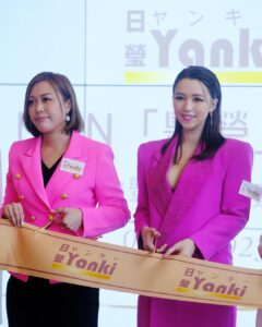 Snow Suen Instagram - 好榮幸已經係同Yanki第二次續約， 擔任美胸代言人， 由六年前第一次啱啱生完水哥， 就同Yanki開始第一次合作， 我係一位真實用家！ 除咗佢哋嘅豐胸療程同保養treatment 好Work, 亦想喺度同大家分享下， 作為「產後媽咪」嘅心路歷程！ 喺懐孕期間， 我一直都好期待去迎接肚入面小生命嘅誕生，到BB出世，梗係開心啦！但望一望自己嘅身形，加上產後荷爾蒙嘅影響，喺醫院嗰陣，真係憂慮到喊！首先自己身體上嘅變化，加上身體上嘅不適，而且好多媽媽喺呢段期間，都會好在意自己胸部會變形、下垂！ 一方面好想餵母乳俾小朋友， 等佢有最好嘅抗體，但上奶嗰陣，個胸真係又痛又硬，尤其今胎肉肉哥，因為唔係好肯埋身，成日要泵，泵唔清塞住咗就會有石頭胸嘅情況出現！胸部又硬又痛，真係好崩潰！ 曾經有幾次就算點努力泵，塞咗嗰個位都係好痛，嗰種痛係令你好冇心機，會發脾氣㗎！我陪月姨姨，就用手嚟幫我通乳線，用盡全力咁去「練」落去，我嗰下真係尖叫咗出嚟，啲眼淚都標晒出嚟！但係又唔想放棄餵母乳喎，嗰下真係又難受又心急，身心都係一種煎熬。相信唔少新手媽媽都會明白我當時嘅心情！ 突然我諗到，點解我咁蠢唔打俾Ivy，Ivy好好呀，佢知道我呢個情況即刻安排咗醫師上我屋企幫我疏通乳腺, 除咗人手按摩，仲要用啲儀器暖暖哋推好舒服，咁就搞掂咗啦！ 疏通完即刻覺得舒服咗,最重要係我解決塞乳問題，可以繼續餵母乳俾BB飲喇~即時身心都舒暢晒！ 體驗過之後，我真心覺得幫助真係好大,所以之後我都keep住做呢個乳腺疏通療程。醫師專業嘅手法,唔止減輕咗胸部嘅硬度同疼痛,上奶都容易咗好多啊,同時我都體會到一個好重要嘅道理: 身體唔舒服千祈唔好怕尋求幫助,醫師同專業人士都係支持我哋嘅資源，佢地能夠幫助我哋克服呢個困難，同埋令我哋有更好嘅哺乳經驗。要儘快尋求幫助，唔好拖先係最好嘅解決方法。 解決左「石頭胸」帶比我嘅影響之後,我成個人既狀態都好咗好多。我明白當我哋做咗媽咪之後，我哋可能會感到不安，覺得自己唔夠靚，因為我哋嘅身體可能唔再係之前嘅樣子,但其實呢個係一個錯誤嘅觀念,產後我哋都會keep得好。女人要keep 就一定keep到! 我地嘅美麗係由自己賦予,而唔係比世俗嘅框架去定義,我地有愛心、有力量而且堅強,我地每一個都美麗而獨特,我地應該proud of 自己。 成為一位產後媽咪係一個挑戰,但我認為呢個旅程，充滿咗愛同成長。大家一定要照顧好自己、裝備好自己 。我希望我嘅故事能夠鼓勵其他媽咪：無論你嘅身體狀態同身形，生產完變成點,你都係美麗嘅,唔好俾焦慮困住自己,要好好愛自己💪🏻 多謝大家聽我今日嘅分享。 #NMN「豐瑩」綻放發佈會 #最新NMN幹細胞豐胸療程 #胸部都要抗衰老 可以🌀逆轉胸齡，令胸部豐滿圓潤好似未生之前，咁有彈性活力 @yanki.bust