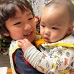 Snow Suen Instagram – 𠱁肉肉哥大笑鬥一番！

肉肉哥最愛嘅其實唔係媽媽，
而係哥哥😅