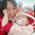 Snow Suen Instagram - 衷心覺得有2位小朋友或以上， 要成功影到一張全家福真係好有難度😂 唯有拼埋一齊就係啦～～ 祝大家新春快樂， 行運一條龍🐉