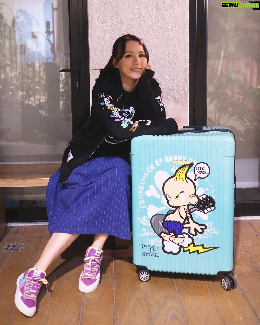 Snow Suen Instagram - 偶爾拿著行李箱出走一下, 心情會變好! 生活的傷口也會自然療癒🫶🏻 #台灣搬來的行李箱 #滿滿的心意 @madteeth86 @crossxover86 #centurion #百夫長行李箱 #crossxover20th