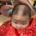 Snow Suen Instagram - 肉肉哥第一次剃頭全紀錄！ 因為肉肉頭髪比哥哥稀疏， 所以哥哥當時係無剃頭， 只係剪咗一少撮頭髮做胎毛筆， 細佬今次就要全頭剃光！ 仲要做另一款先得😂 麻煩晒張師傅上門剃頭， @hkmastercheung 仲俾咗好多風水上嘅貼士， 黃袍加身有滿滿的儀式感🫶🏻 #我留埋細佬嘅臍帶做印章， 等成品完成之後再分享俾大家睇❤️ #師傅話呢個唔叫光頭 #係叫光宗耀祖頭 #哥哥猛𠱁住細佬好乖乖