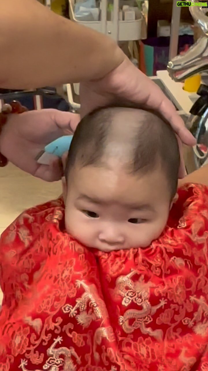 Snow Suen Instagram - 肉肉哥第一次剃頭全紀錄! 因為肉肉頭髪比哥哥稀疏, 所以哥哥當時係無剃頭, 只係剪咗一少撮頭髮做胎毛筆, 細佬今次就要全頭剃光! 仲要做另一款先得😂 麻煩晒張師傅上門剃頭, @hkmastercheung 仲俾咗好多風水上嘅貼士, 黃袍加身有滿滿的儀式感🫶🏻 #我留埋細佬嘅臍帶做印章, 等成品完成之後再分享俾大家睇❤️ #師傅話呢個唔叫光頭 #係叫光宗耀祖頭 #哥哥猛𠱁住細佬好乖乖