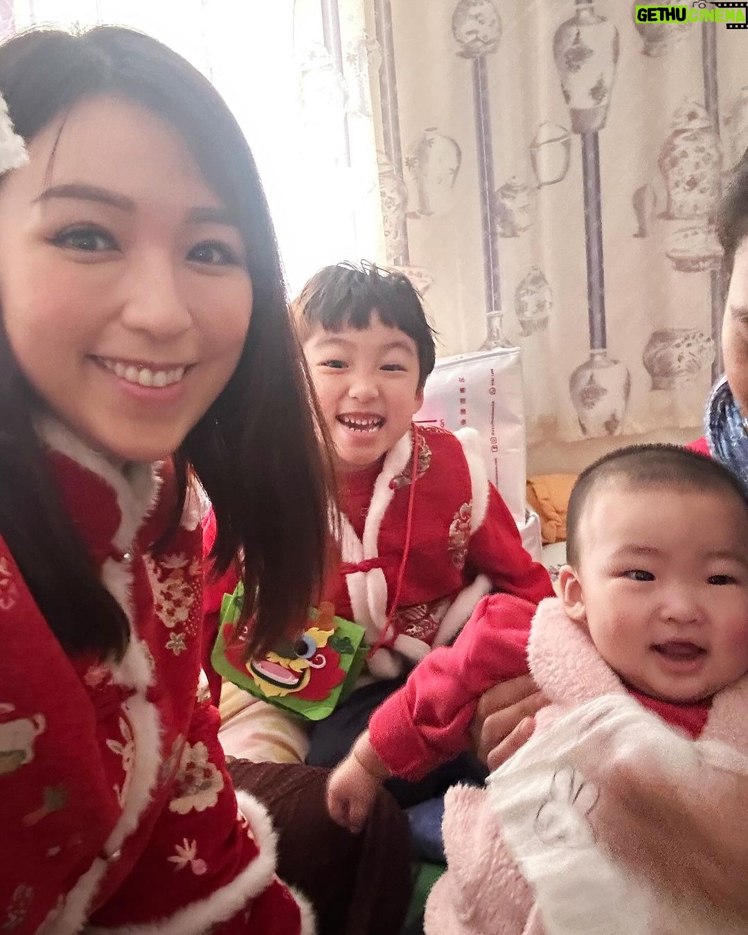 Snow Suen Instagram - 衷心覺得有2位小朋友或以上, 要成功影到一張全家福真係好有難度😂 唯有拼埋一齊就係啦~~ 祝大家新春快樂, 行運一條龍🐉