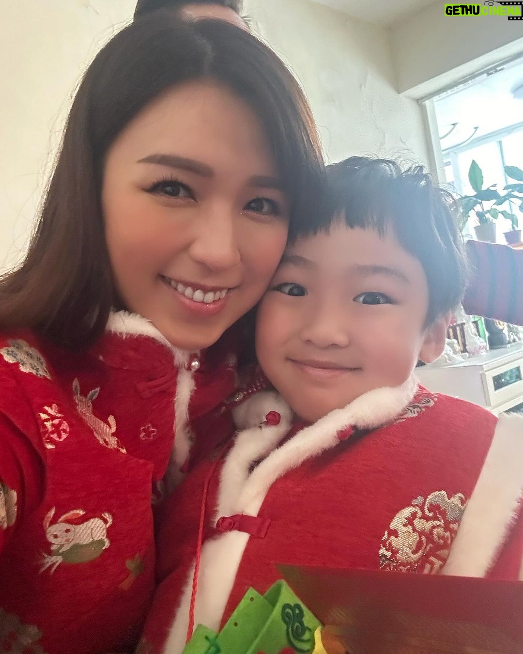Snow Suen Instagram - 衷心覺得有2位小朋友或以上, 要成功影到一張全家福真係好有難度😂 唯有拼埋一齊就係啦~~ 祝大家新春快樂, 行運一條龍🐉
