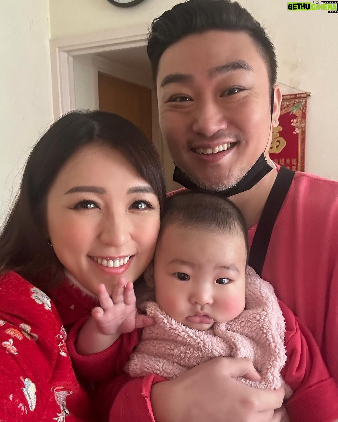 Snow Suen Instagram - 衷心覺得有2位小朋友或以上, 要成功影到一張全家福真係好有難度😂 唯有拼埋一齊就係啦~~ 祝大家新春快樂, 行運一條龍🐉