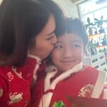 Snow Suen Instagram - 衷心覺得有2位小朋友或以上， 要成功影到一張全家福真係好有難度😂 唯有拼埋一齊就係啦～～ 祝大家新春快樂， 行運一條龍🐉