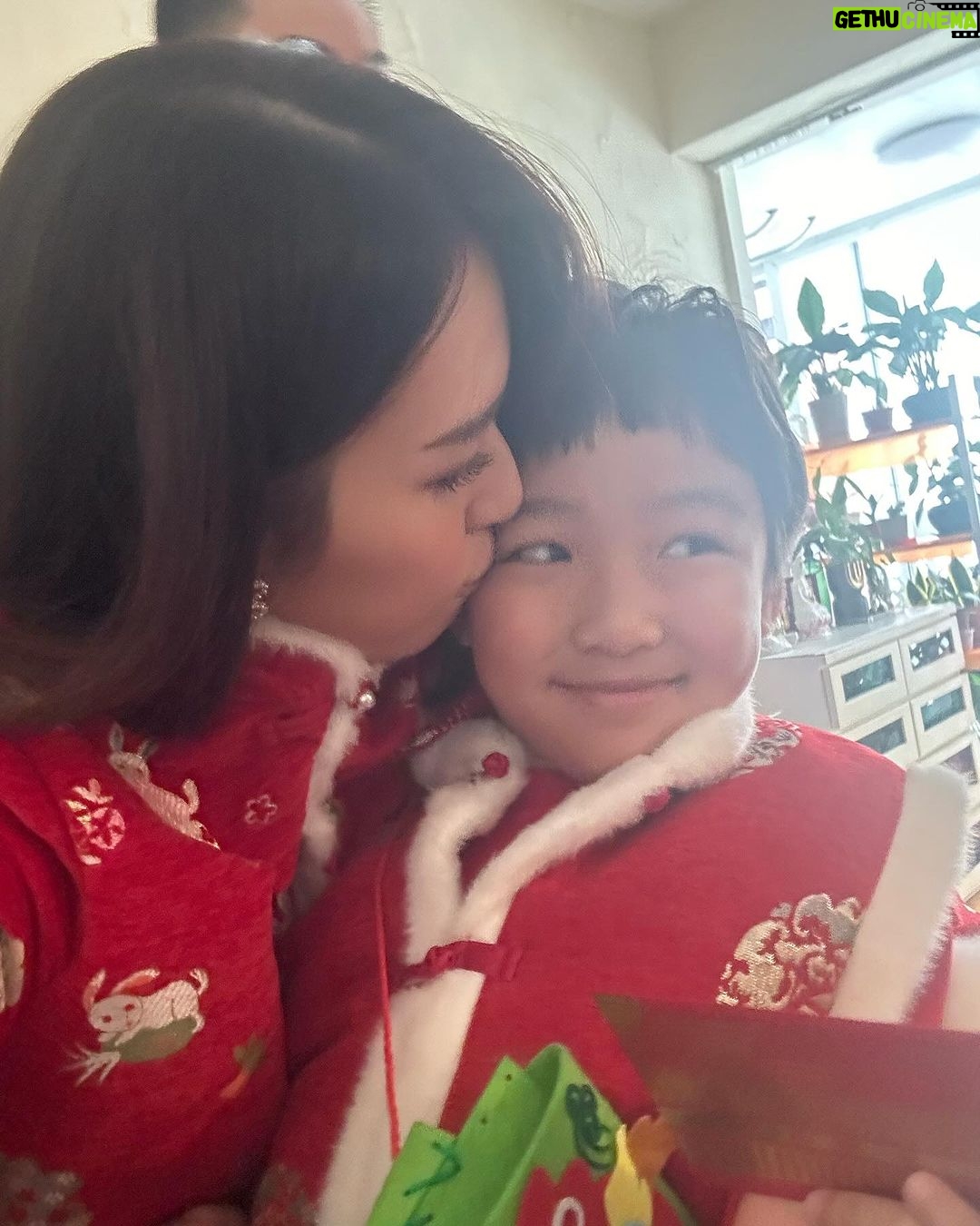 Snow Suen Instagram - 衷心覺得有2位小朋友或以上, 要成功影到一張全家福真係好有難度😂 唯有拼埋一齊就係啦~~ 祝大家新春快樂, 行運一條龍🐉
