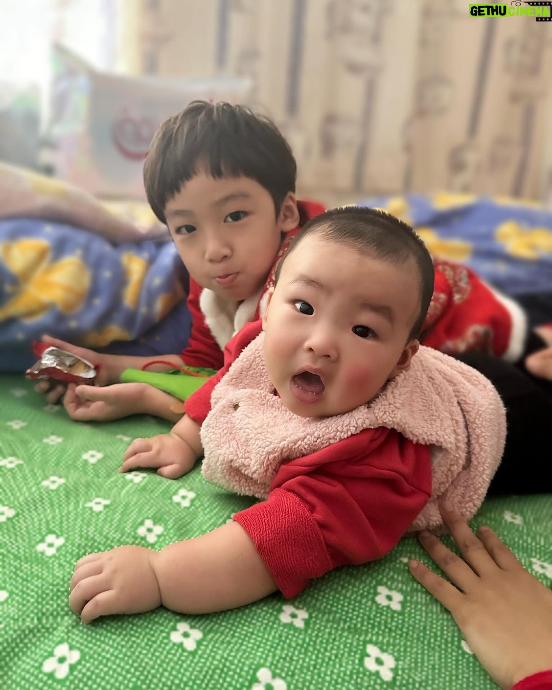Snow Suen Instagram - 衷心覺得有2位小朋友或以上, 要成功影到一張全家福真係好有難度😂 唯有拼埋一齊就係啦~~ 祝大家新春快樂, 行運一條龍🐉