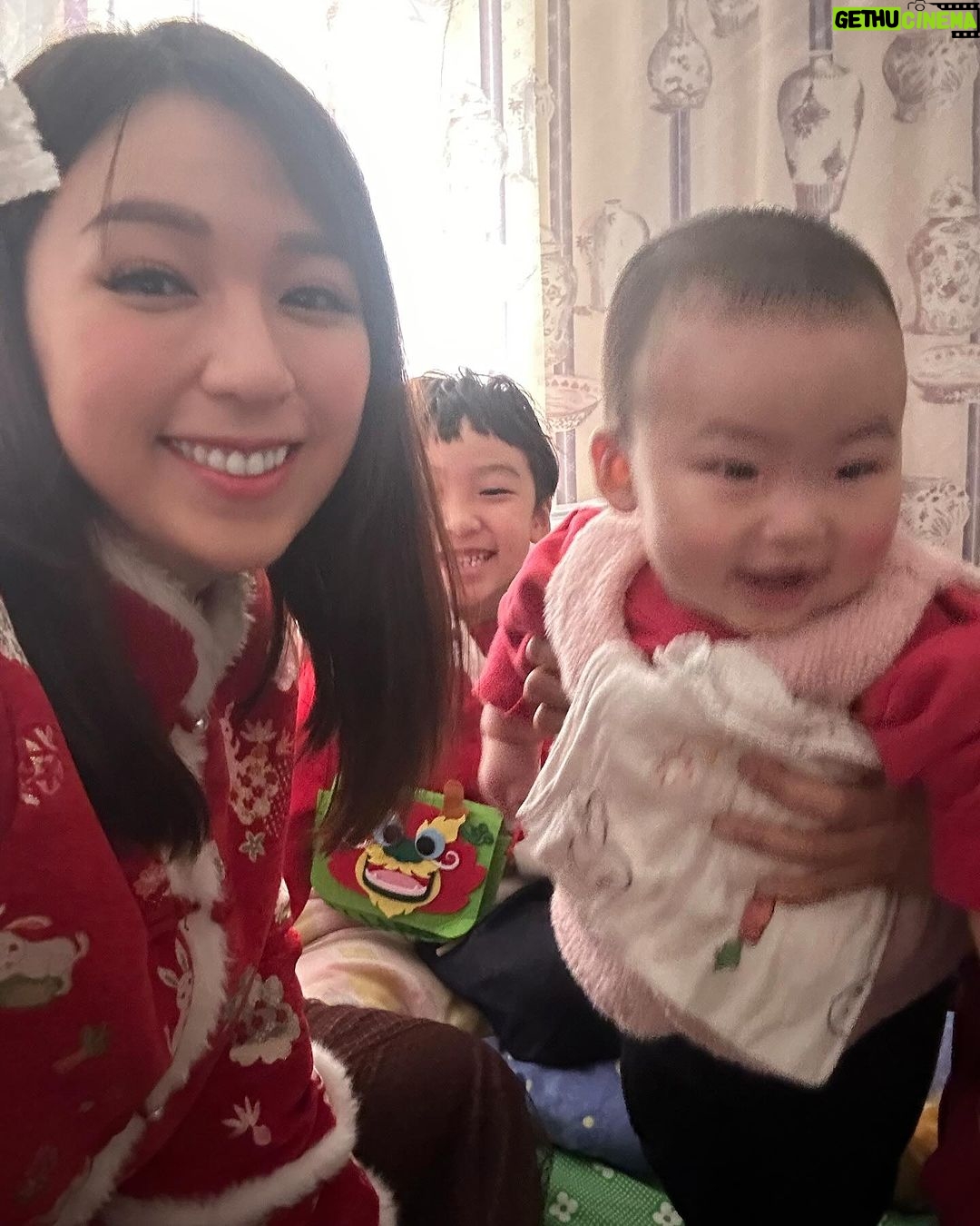 Snow Suen Instagram - 衷心覺得有2位小朋友或以上, 要成功影到一張全家福真係好有難度😂 唯有拼埋一齊就係啦~~ 祝大家新春快樂, 行運一條龍🐉