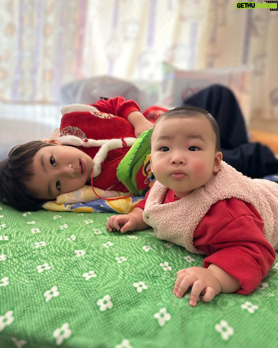 Snow Suen Instagram - 衷心覺得有2位小朋友或以上, 要成功影到一張全家福真係好有難度😂 唯有拼埋一齊就係啦~~ 祝大家新春快樂, 行運一條龍🐉
