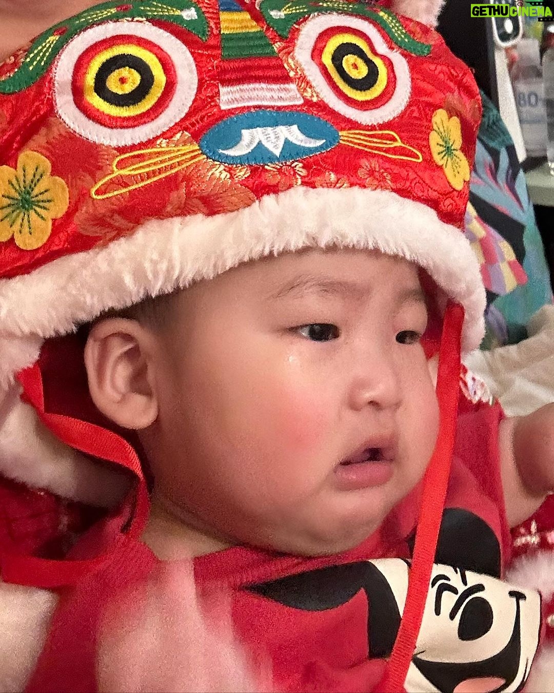 Snow Suen Instagram - 衷心覺得有2位小朋友或以上, 要成功影到一張全家福真係好有難度😂 唯有拼埋一齊就係啦~~ 祝大家新春快樂, 行運一條龍🐉