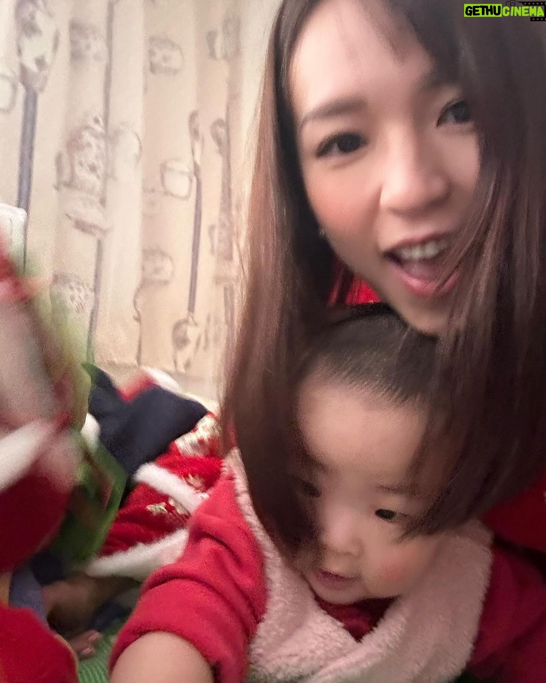 Snow Suen Instagram - 衷心覺得有2位小朋友或以上, 要成功影到一張全家福真係好有難度😂 唯有拼埋一齊就係啦~~ 祝大家新春快樂, 行運一條龍🐉