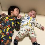 Snow Suen Instagram - 兩兄弟每日都好痴纒, 喺playmat 度玩得好開心！ 肉肉哥6個月大， 可以多啲活動同遊戲時間啦！ 不過佢乜都係放入口度先🤣 @ggumbihongkong #ggumbihk #ggumbi #licoco #babysoftmat #寶寶屋 #bumperbed #遊戲地墊 #playmat #babyroom #寶寶屋 #jaydenbaby #荷花BB展