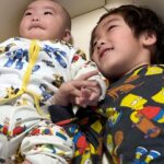 Snow Suen Instagram - 兩兄弟每日都好痴纒, 喺playmat 度玩得好開心！ 肉肉哥6個月大， 可以多啲活動同遊戲時間啦！ 不過佢乜都係放入口度先🤣 @ggumbihongkong #ggumbihk #ggumbi #licoco #babysoftmat #寶寶屋 #bumperbed #遊戲地墊 #playmat #babyroom #寶寶屋 #jaydenbaby #荷花BB展
