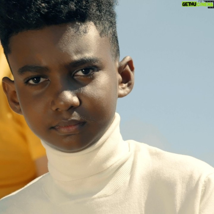 Soan Arhimann Instagram - Fier et heureux de vous présenter le clip « la cigale et la fourmi » merci à @rbdancecompany et à @joyvox_officiel et à toute l’équipe c’était merveilleux 🎶😆❤️➡️le lien du clip https://www.youtube.com/watch?v=ATOGzgAcFOw #clip #musique #jeandelafontaine #fables #anniversaire #400anslafontaind #cigale #fourmi