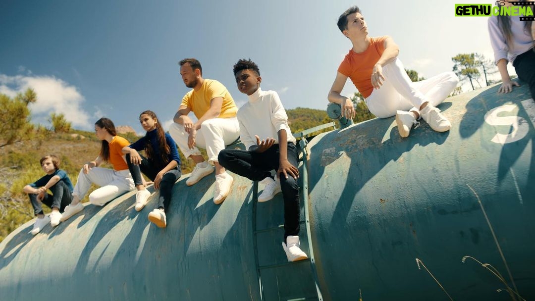 Soan Arhimann Instagram - Le clip « la cigale et la fourmi » sortira demain à 18h heure métropole et 20h heure réunion sur la chaîne des @weareworldcitizens_officiel ❤️💙🔥. #danse #musique #joyvox #video #jeandelafontaine #fables #album #anniversaire #400anslafontaine #soan #cigale #fourmi