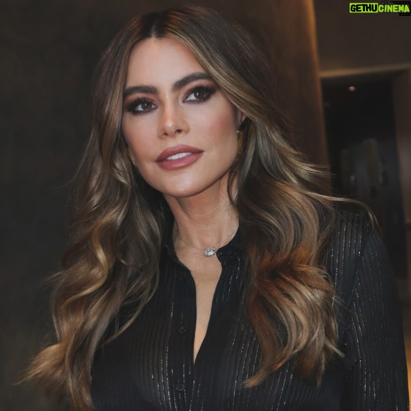 Sofía Vergara Instagram - #Griselda press day at @netflix ❤️❤️❤️ glam @the_dorinbar @lightaaron