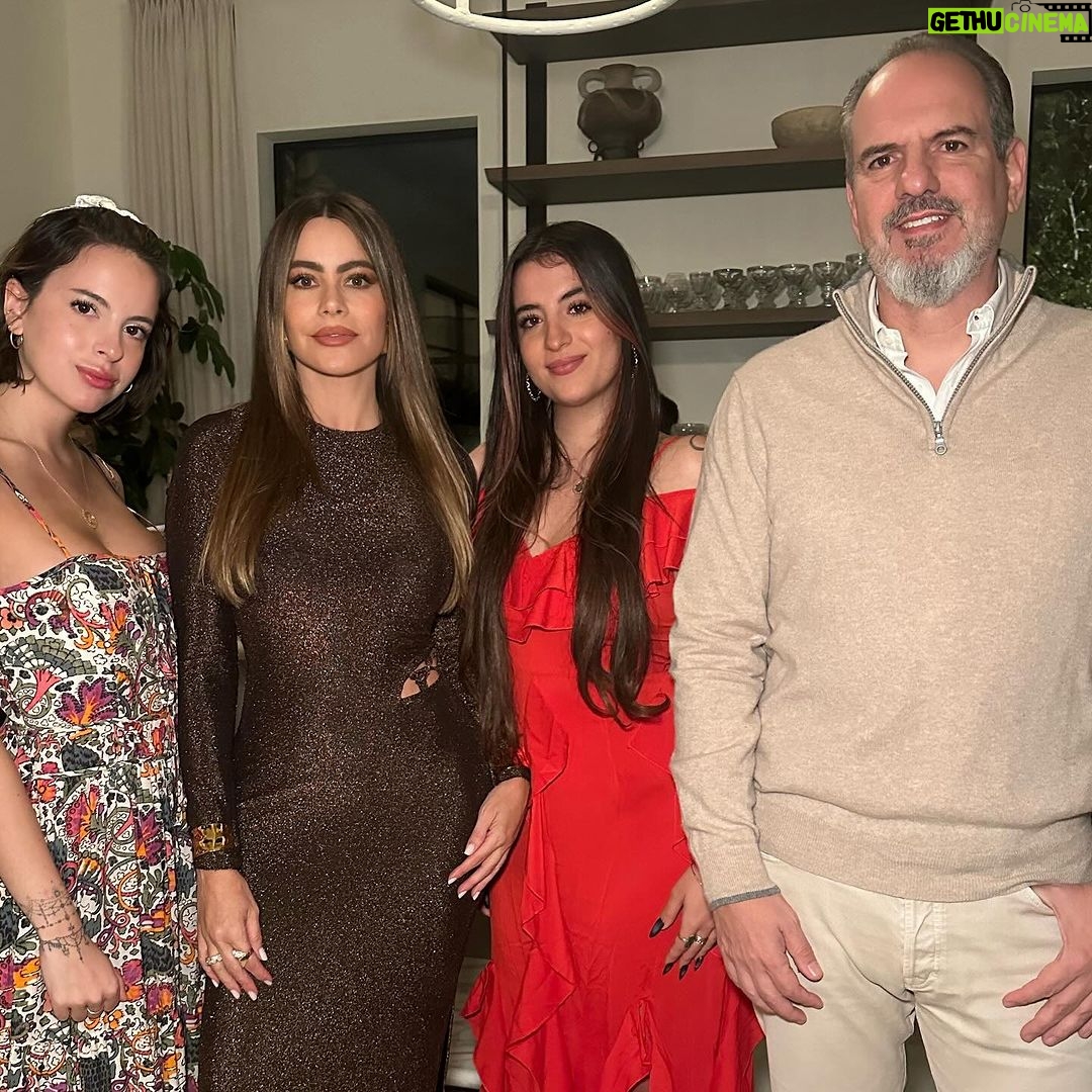 Sofía Vergara Instagram - Thanksgiving at the neighbor!❤️❤️🦃🦃🦃 thank u @anastasiasoare I luv u!❤️