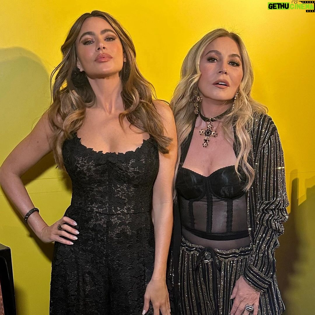 Sofía Vergara Instagram - Congrats!! @peter_dundas @dundasbeauty 💛💛💛 special night in Los Angeles❤️