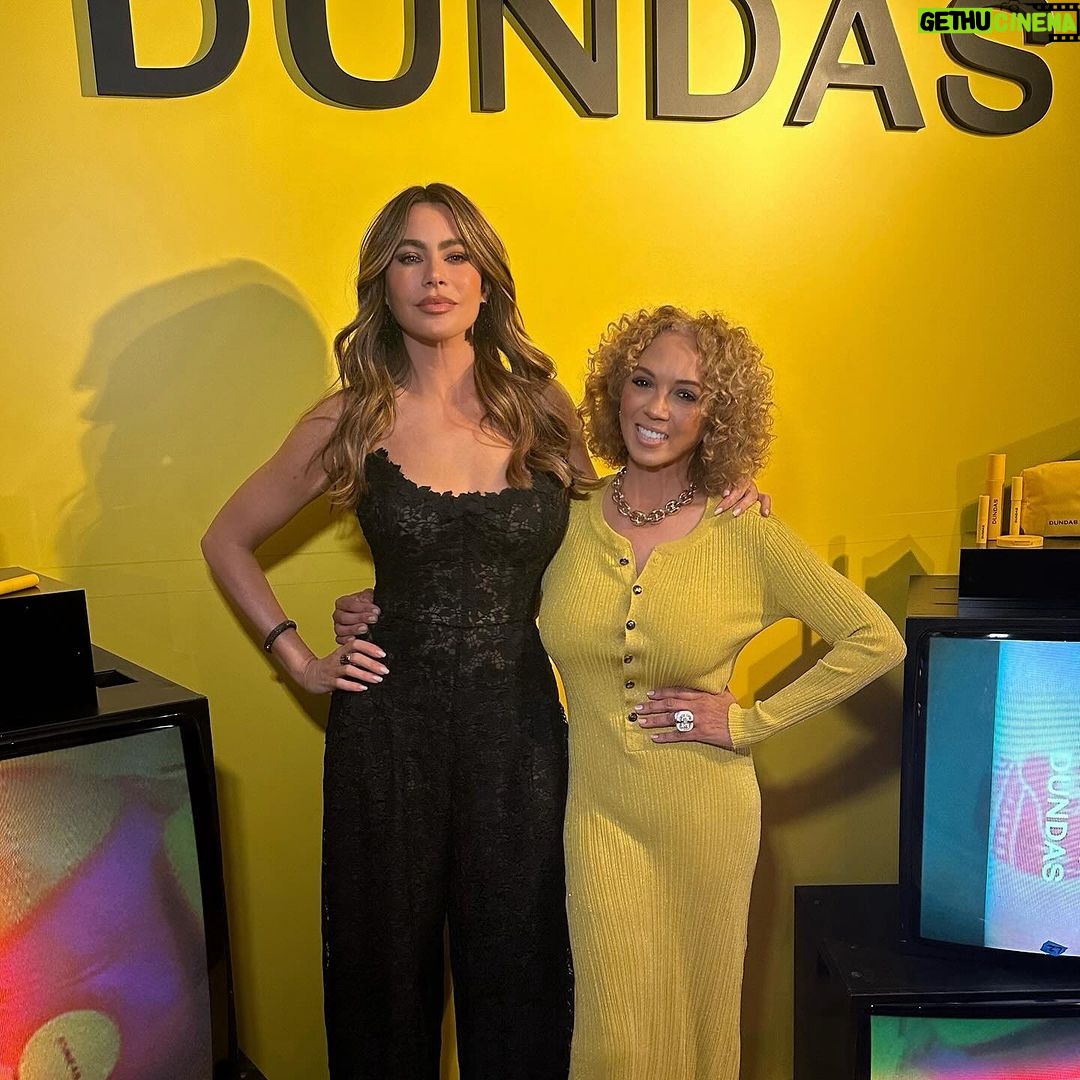 Sofía Vergara Instagram - Congrats!! @peter_dundas @dundasbeauty 💛💛💛 special night in Los Angeles❤️