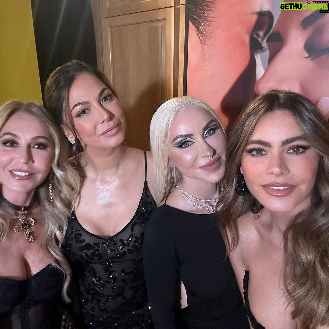 Sofía Vergara Instagram - Congrats!! @peter_dundas @dundasbeauty 💛💛💛 special night in Los Angeles❤️