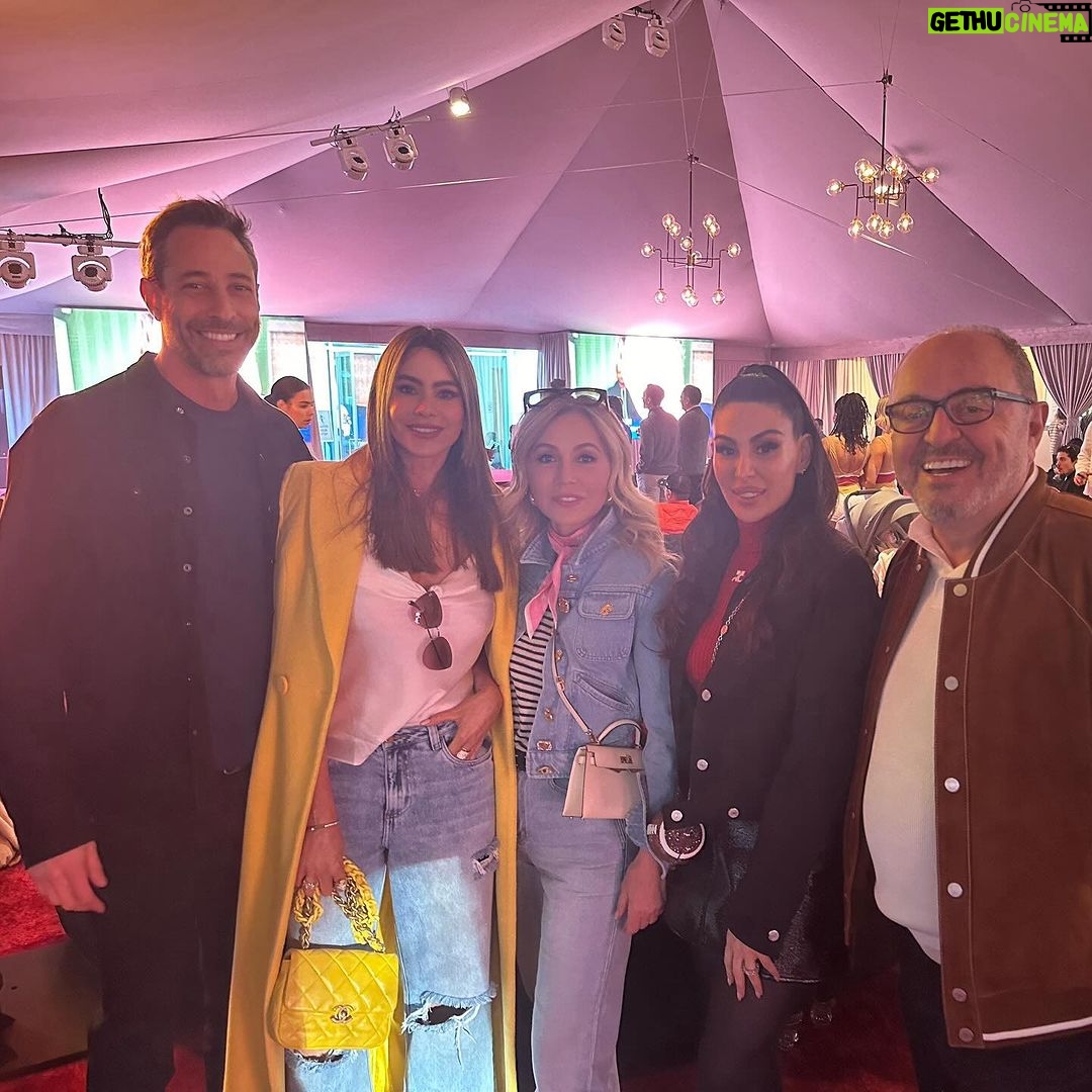 Sofía Vergara Instagram - Super Bowl party at the neighbors 🏈❤️