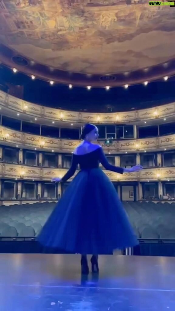 Sofia Carson Instagram - Malaga Bella🌹 It felt like magic to perform on this stage, to honor my dearest @dianewarren. Gracias de corazon @antoniobanderas for a night I’ll cherish forever. Mi admiracion es tuya.