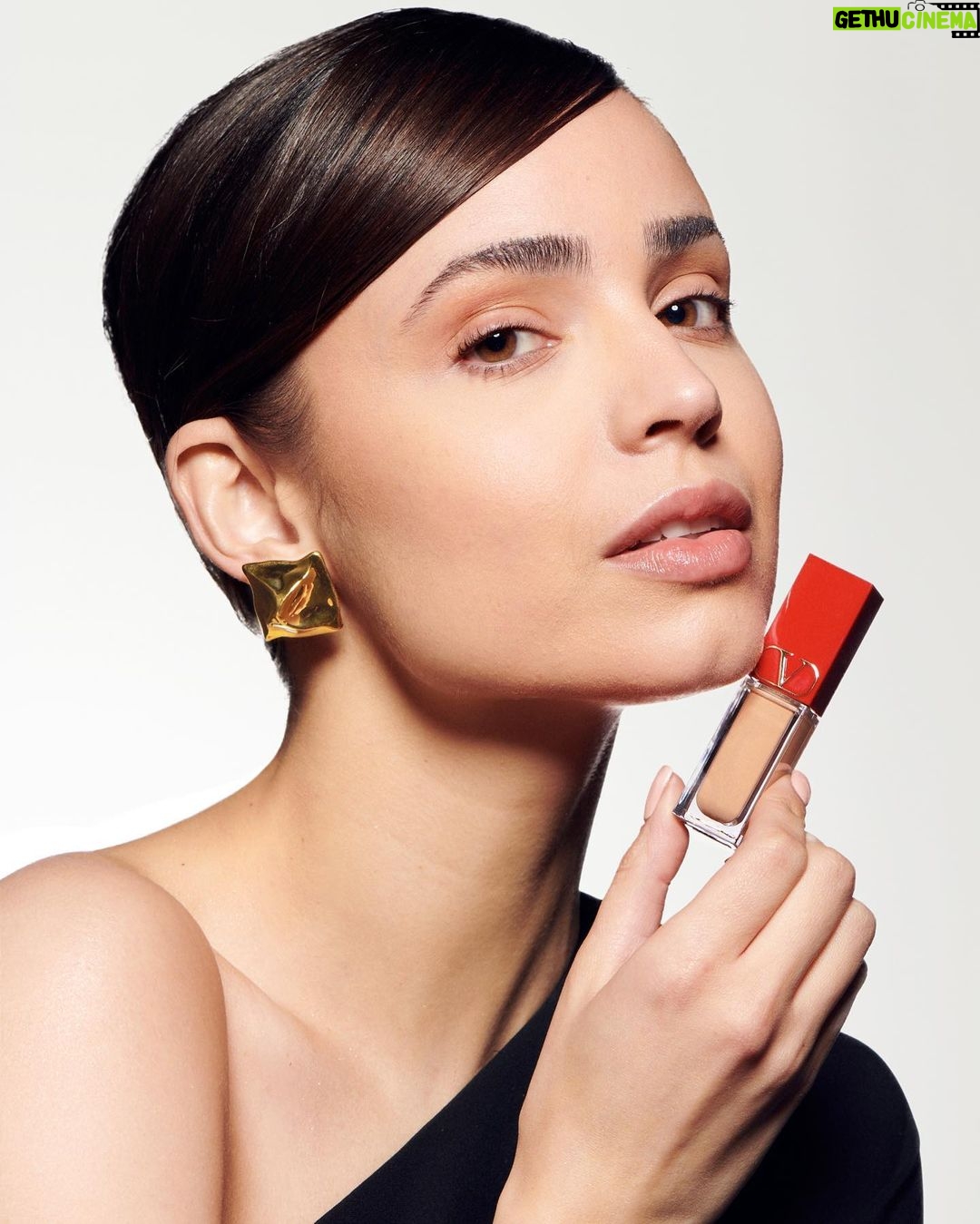 Sofia Carson Instagram - Very Valentino♥️ @valentino.beauty