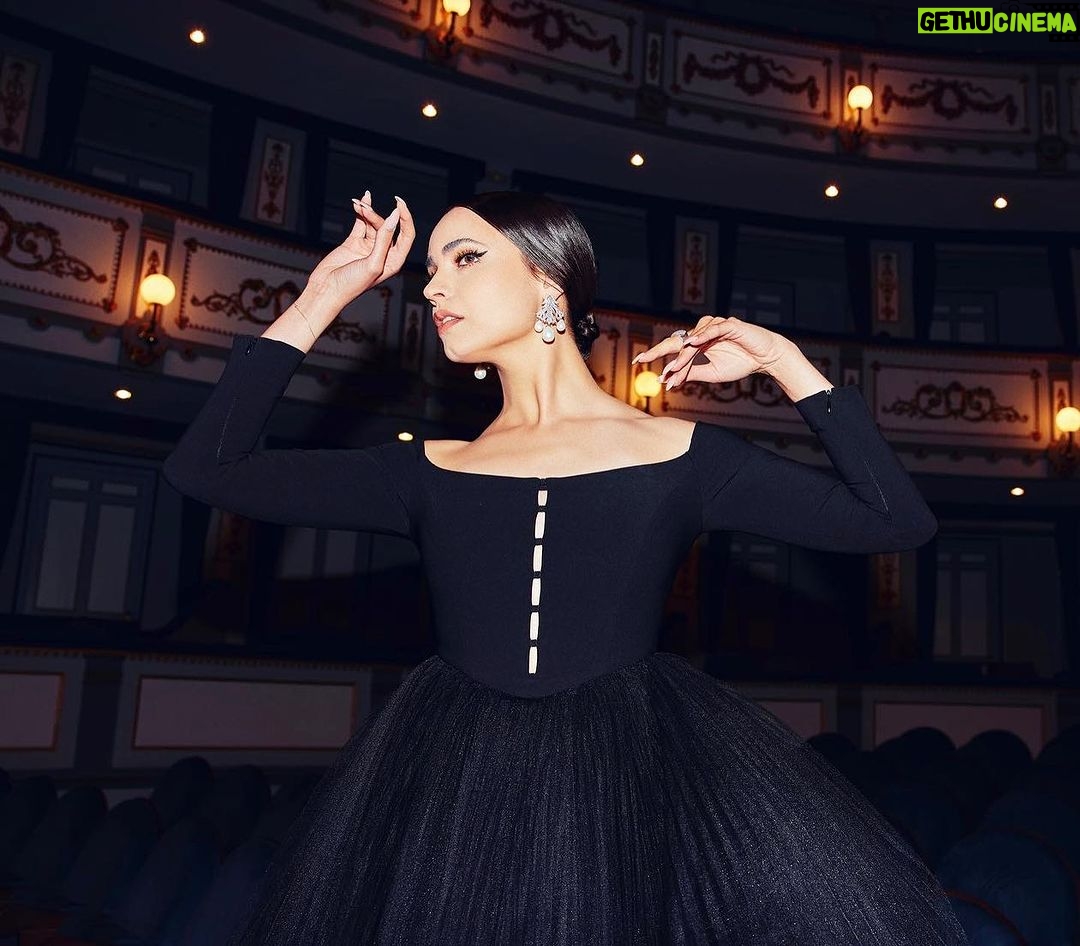 Sofia Carson Instagram - hay amores que matan hay amores que nos devuelven la vida🌹 Teatro Cervantes Malaga