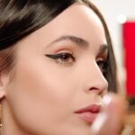 Sofia Carson Instagram - The secret to my signature look? The @valentino.beauty Twin Liner. The most perfect wing, every time. #valentinobeautypartner @sephora ♥️   El secreto para crear mi look favorito? @valentino.beauty Twin Liner. Me da una linea perfecta, siempre. #valentinobeautypartner @sephora ♥️