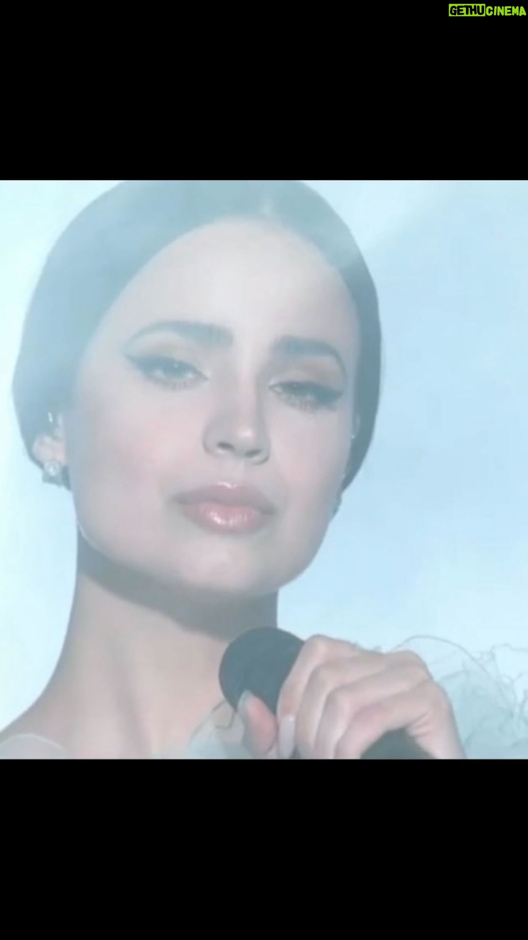 Sofia Carson Instagram - Applause on @jimmykimmellive ☁️🌙🤍 Thank you from the bottom of my heart, Jimmy. I love you forever @dianewarren. Jimmy Kimmel Live