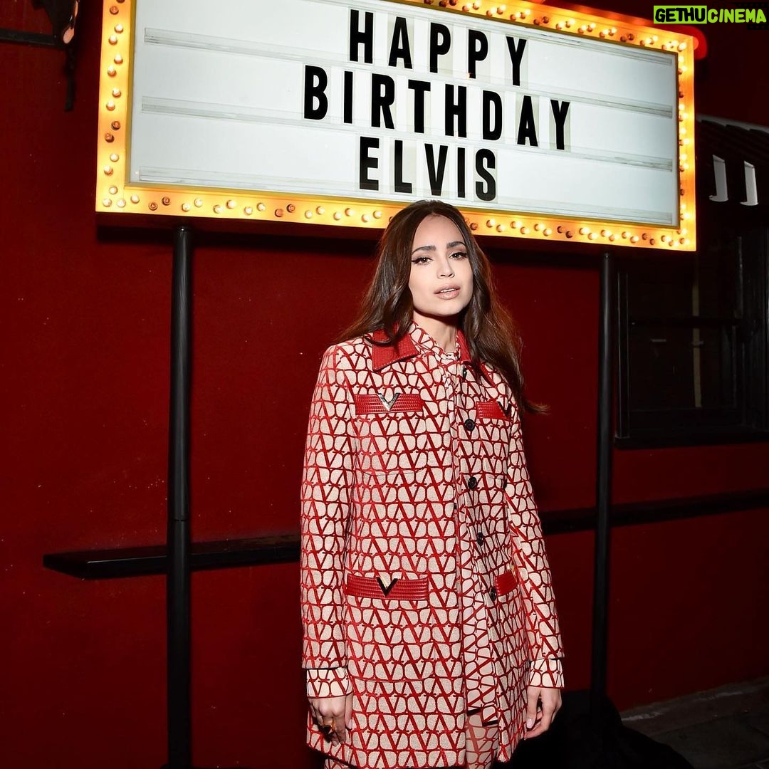 Sofia Carson - 728.1K Likes - Happy Birthday Elvis🌹
@bazluhrmann Adore you. Admire you. Endlessly.