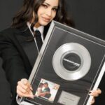 Sofia Carson Instagram - COME BACK HOME is PLATINUM💜🪩 & My Purple Heart is yours… Gratefully. Infinitely.