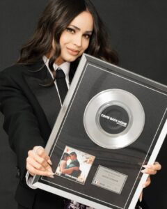 Sofia Carson Instagram - COME BACK HOME is PLATINUM💜🪩 & My Purple Heart is yours… Gratefully. Infinitely.