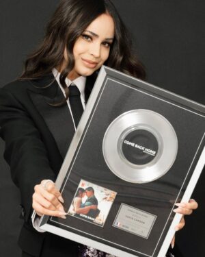 Sofia Carson Instagram - COME BACK HOME is PLATINUM💜🪩 

& My Purple Heart is yours…

Gratefully.
Infinitely.