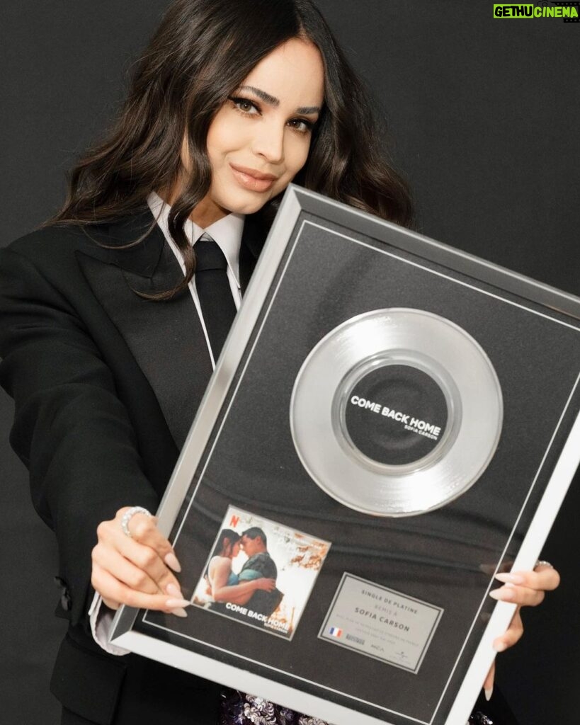 Sofia Carson Instagram - COME BACK HOME is PLATINUM💜🪩 & My Purple Heart is yours… Gratefully. Infinitely.