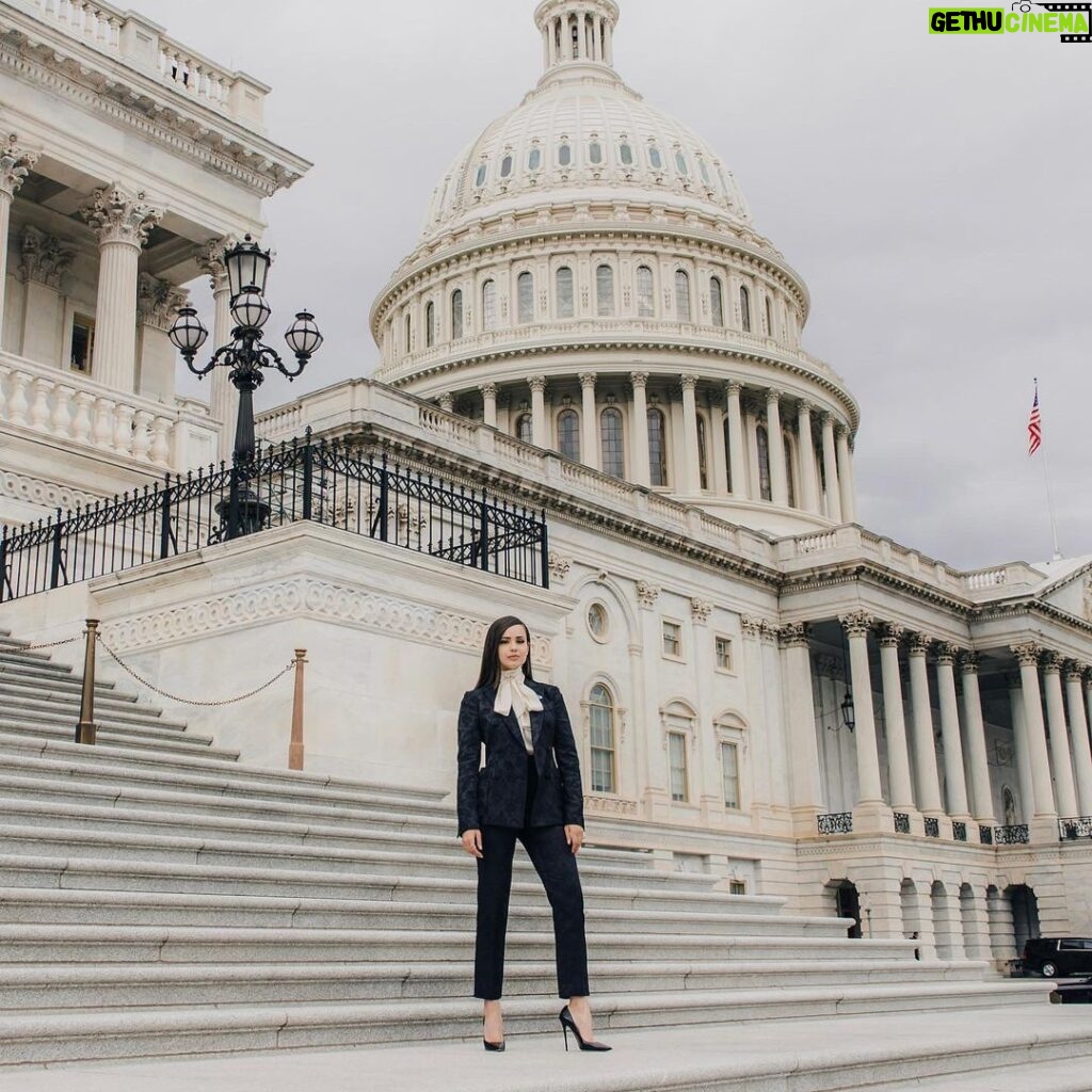 Sofia Carson Instagram - For our girls…#keepinggirlsinschoolact @unicefusa 🤍 Capitol Hill