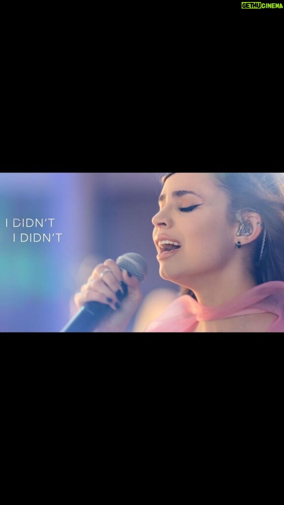 Sofia Carson Instagram - Surprise💕 A special alternating ending performance of “I Didn’t Know”….. I loved every single second of this. Watch full video out now on YouTube. Link in bio.