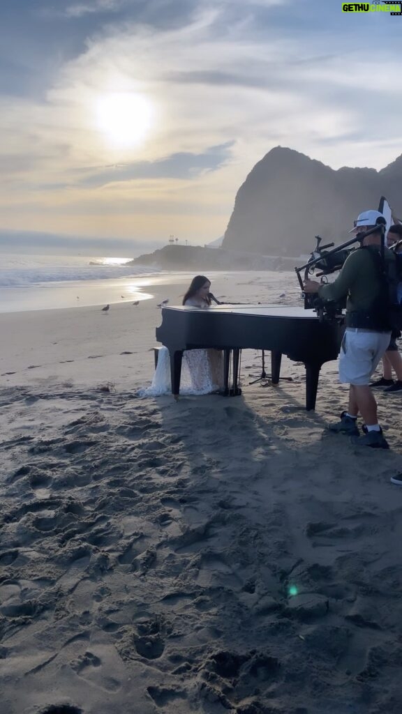 Sofia Carson Instagram - Behind the scenes of a beautiful day. Performing a song I love dearly. As the world falls in love with it, too. Thank You. Be still my Purple Heart💜