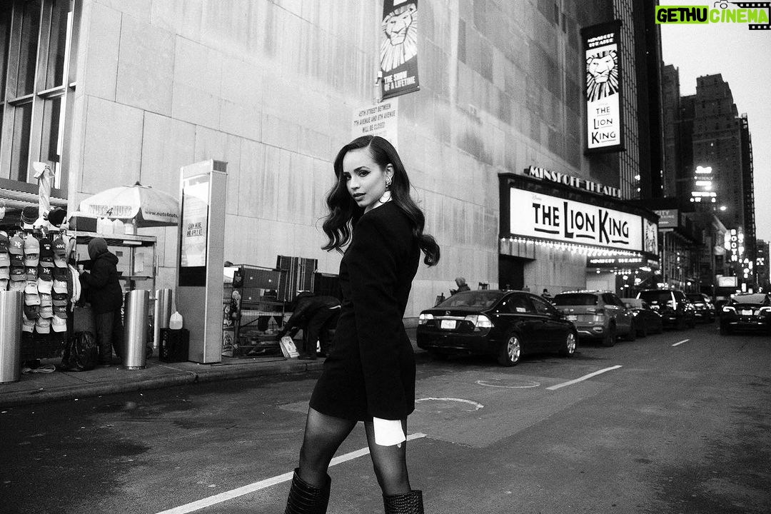 Sofia Carson Instagram - Hi NYC❤️🩹 Thank you for holding me close. . .#JokesOnMe New York, New York
