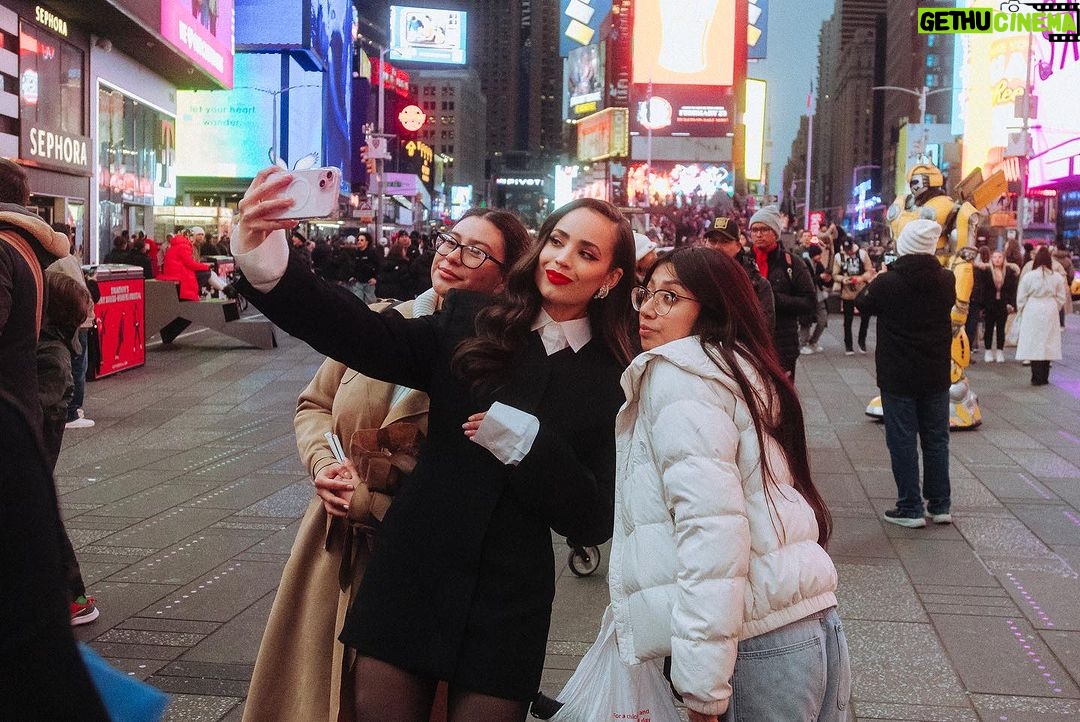 Sofia Carson Instagram - Hi NYC❤️🩹 Thank you for holding me close. . .#JokesOnMe New York, New York