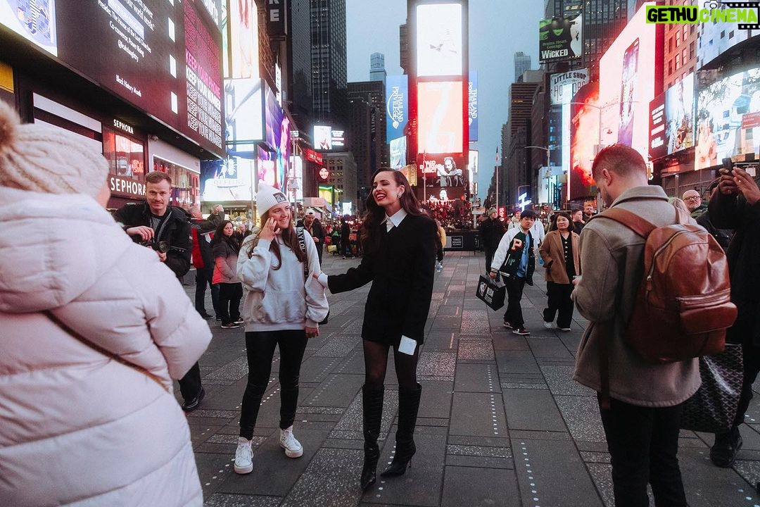Sofia Carson Instagram - Hi NYC❤️🩹 Thank you for holding me close. . .#JokesOnMe New York, New York