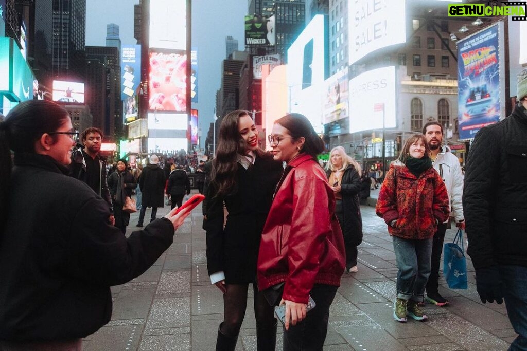 Sofia Carson Instagram - Hi NYC❤️‍🩹 Thank you for holding me close. . .#JokesOnMe New York, New York