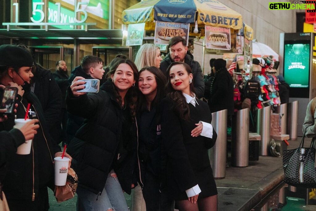 Sofia Carson Instagram - Hi NYC❤️‍🩹 Thank you for holding me close. . .#JokesOnMe New York, New York
