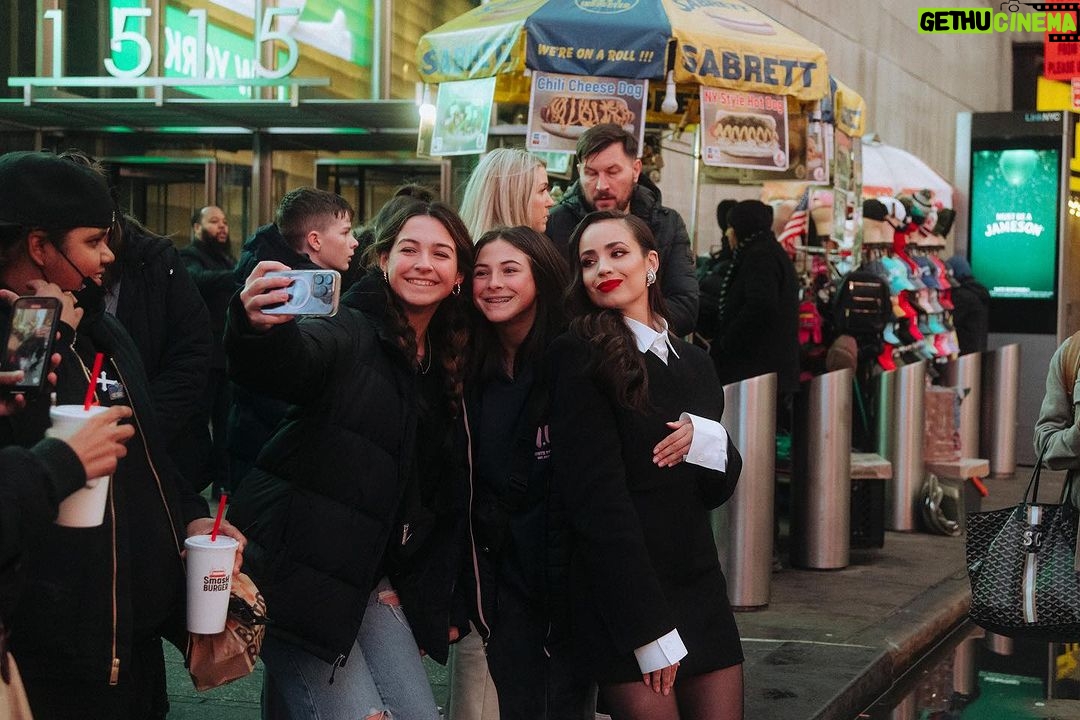 Sofia Carson Instagram - Hi NYC❤️🩹 Thank you for holding me close. . .#JokesOnMe New York, New York