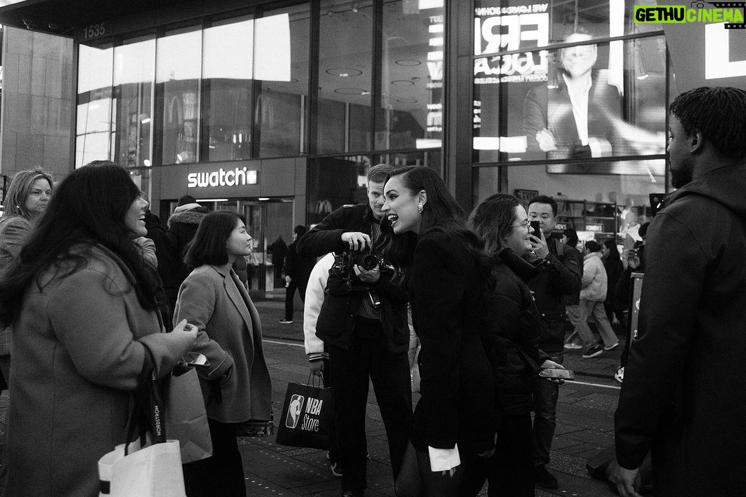 Sofia Carson Instagram - Hi NYC❤️🩹 Thank you for holding me close. . .#JokesOnMe New York, New York