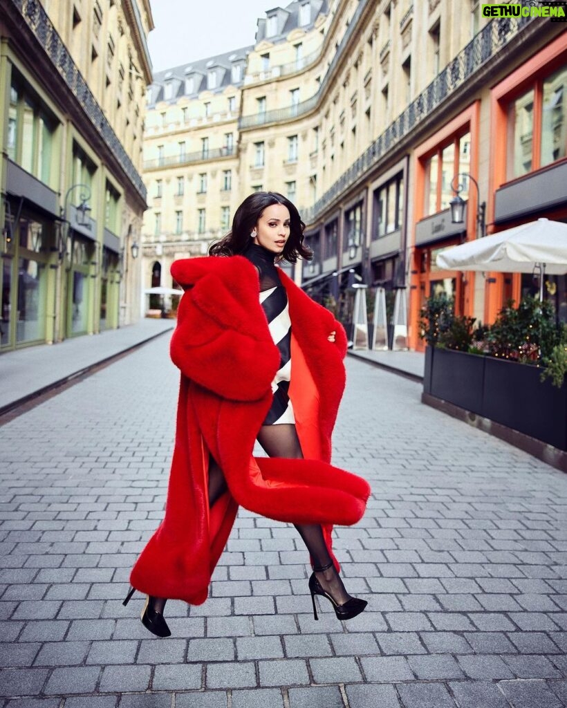 Sofia Carson Instagram - J’espere que tu sais Paris, France