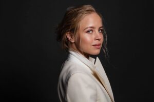 Sofia Vassilieva Instagram - Thank you @instylemagazine 🧡 
This so beautifully captures who I am ✨
📸: @valentinasocci 💄: @kristinhilton 🧥: @lucywarrenstyle 👩🏼: @dickycollins .